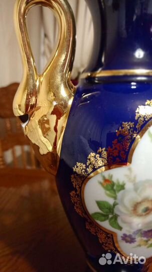 Ваза с золотыми ручками в виде лебедей