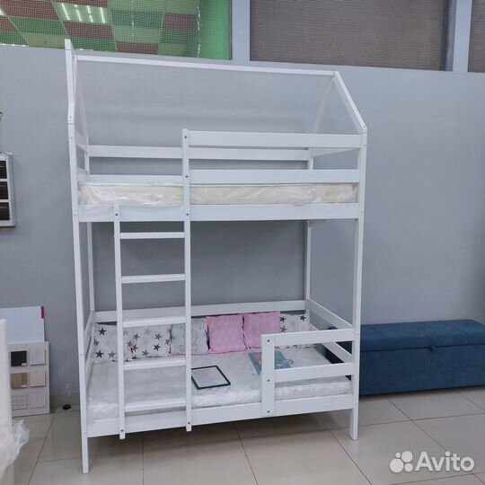 Двухъярусная кровать домик