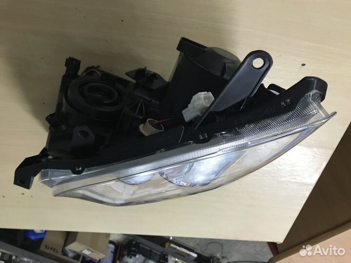 Фара левая Toyota Avensis T25 2006-2009