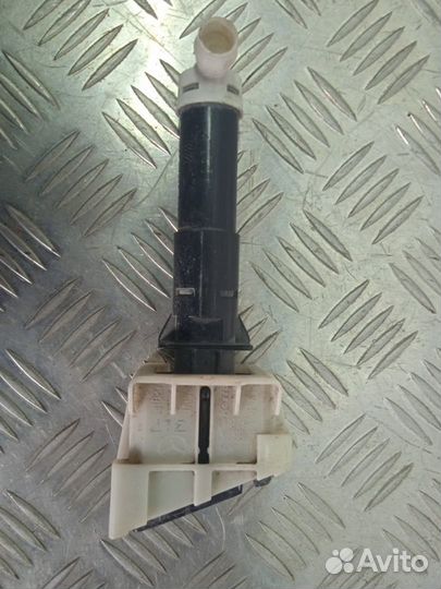 Б/У форсунка омывателя правый Mazda Mazda3 BL Z6