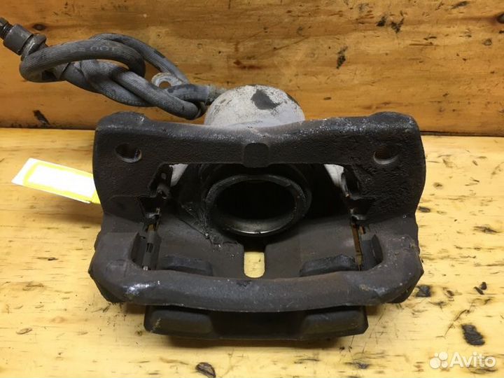 Суппорт передний левый Toyota Bb NCP30 2nzfe 2004