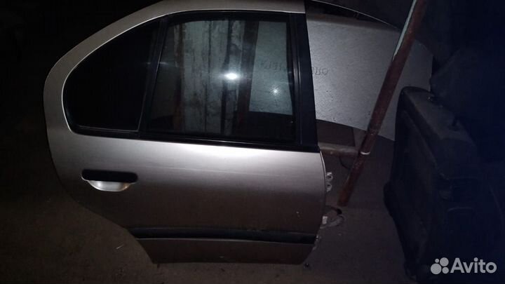 Дверь правая задняя Nissan Primera P10