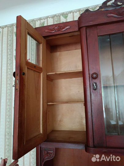 Старинный антикварный шкаф буфет