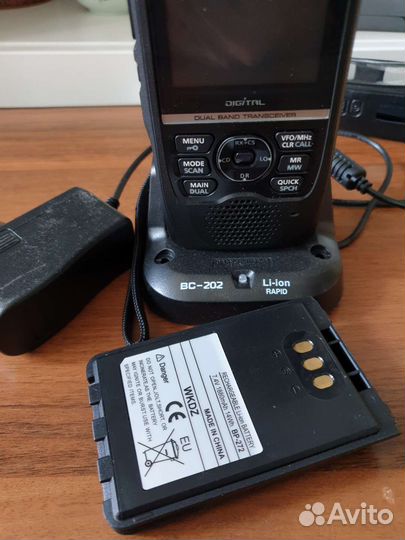 Icom id-52e