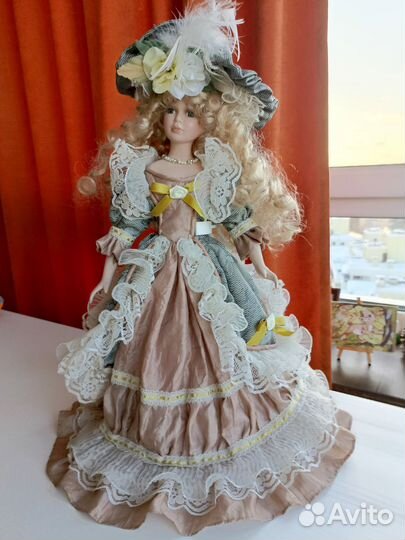 Коллекционная фарфоровая кукла