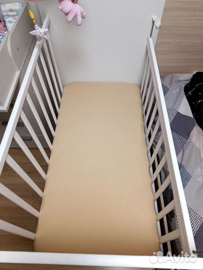 Детская кроватка с маятником и ящиком