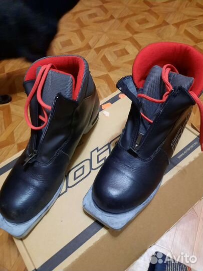Лыжные ботинки