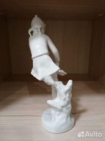 Фарфоровая советская статуэтка Фигуристка на катке
