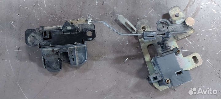 Замок багажника на Volkswagen Touareg