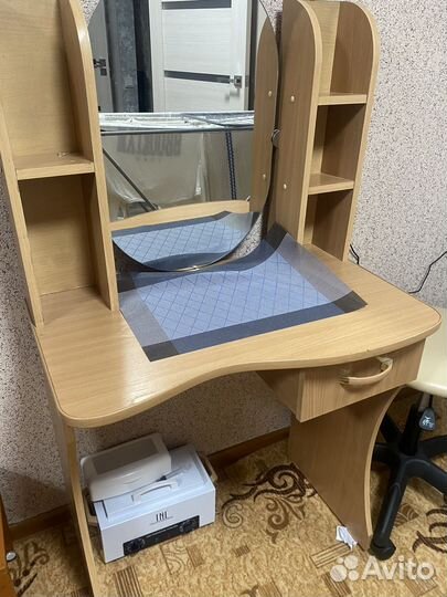Туалетный столик с зеркалом