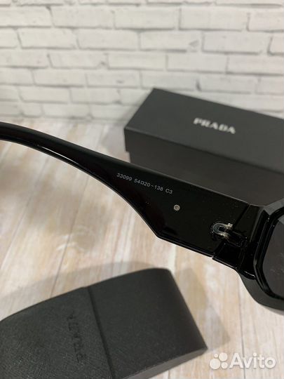 Солнцезащитные очки Prada