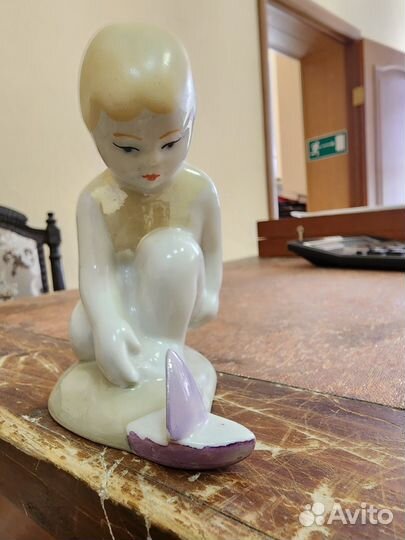 Мальчик с корабликом