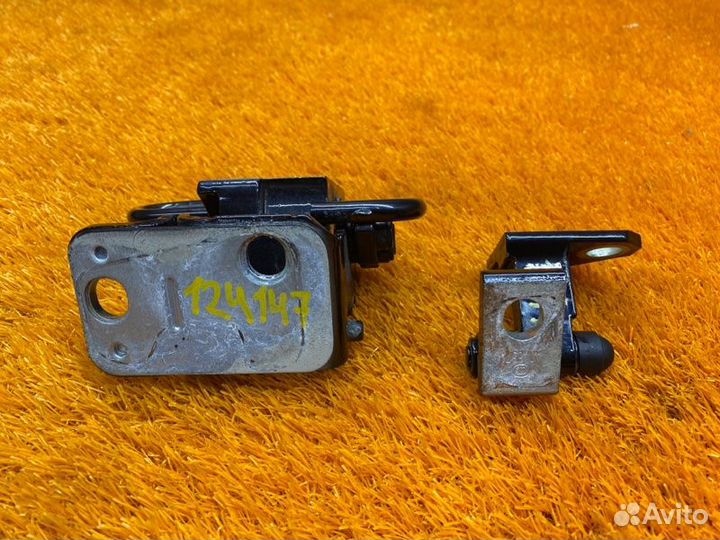 Петля двери задняя правая Volkswagen Passat B7