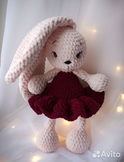 Зая в юбке вязаная мягкая игрушка