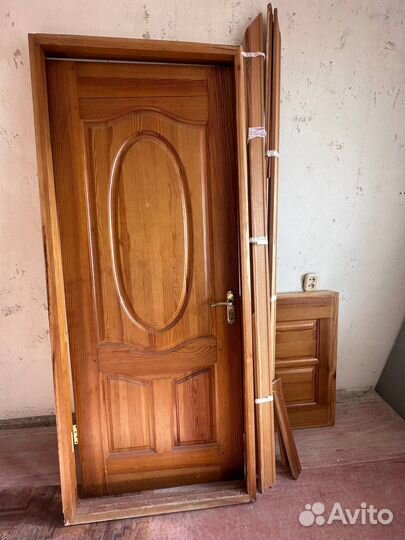 Дверь из массива дерева бу