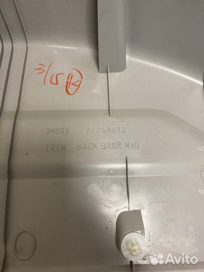 Обшивка двери багажника Mitsubishi Pajero 4 3.2D