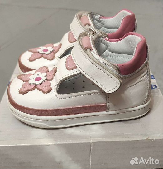 Босоножки для девочки 18 размер(натуральная кожа)