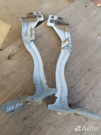 Nissan NP300 кронштейн крыла L/P