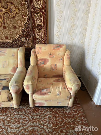 Раскладной диван и 2 кресла