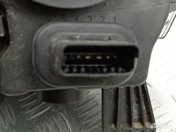 Фара передняя для Renault Modus 8200658377