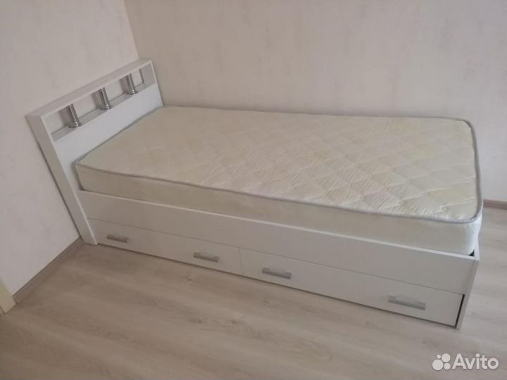 Кровать с матрасом 90 200