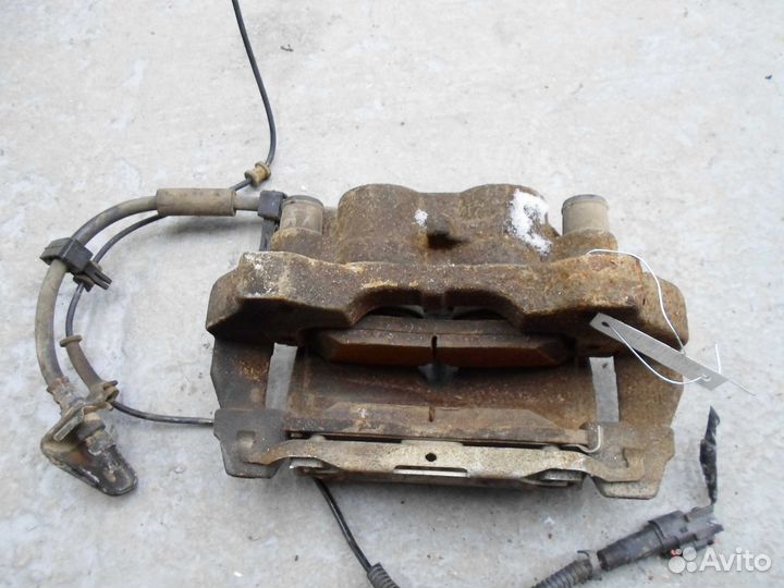 Суппорт передний правый Jeep Grand Cherokee 4 (WK2