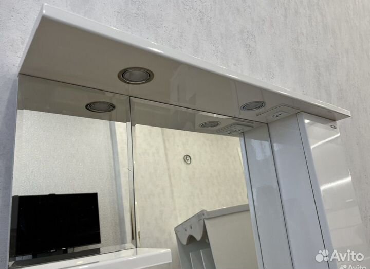 Зеркало с шкафчиком