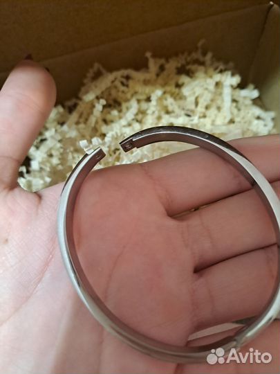 Браслет с камнями и гравировкой cartier