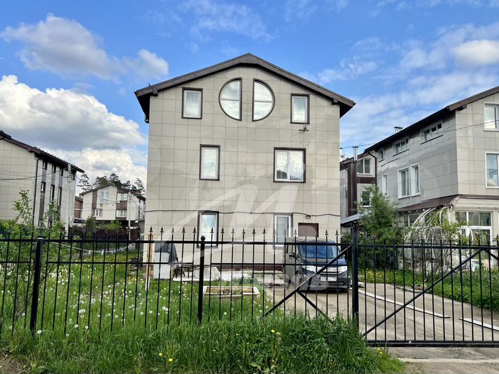 Дом 217 м² на участке 4,3 сот.