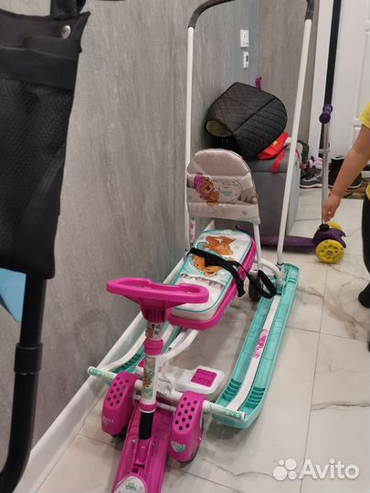 Детский снегокат с ручкой и колесами