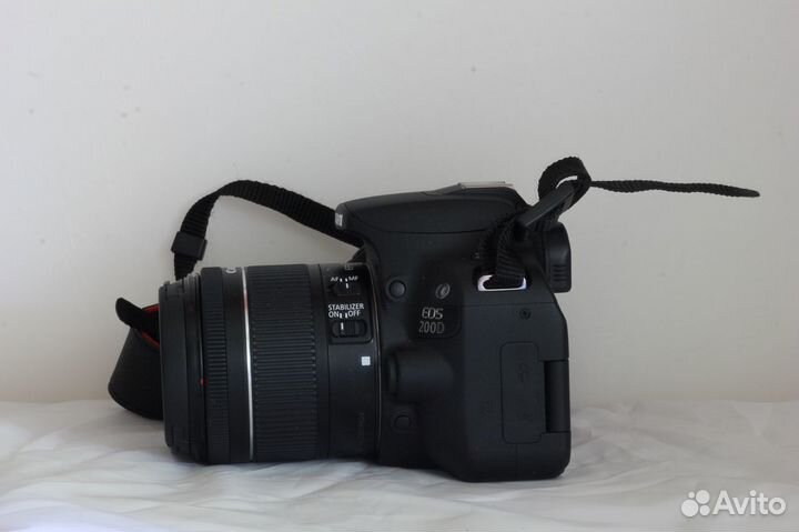 Зеркальный фотоаппарат Canon EOS 200D (пробег 1327