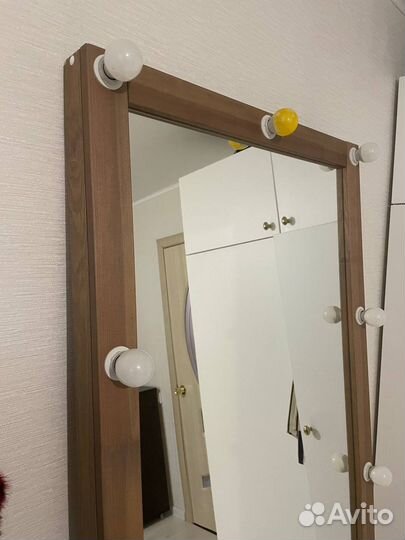 Гримерное зеркало с лампочками