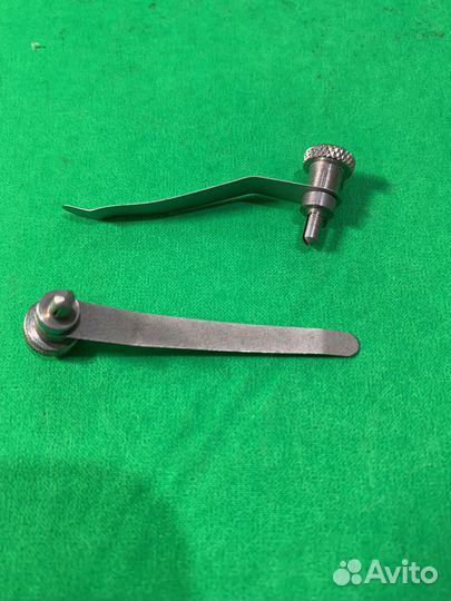 Прижимные лапки предметного столика микроскопа