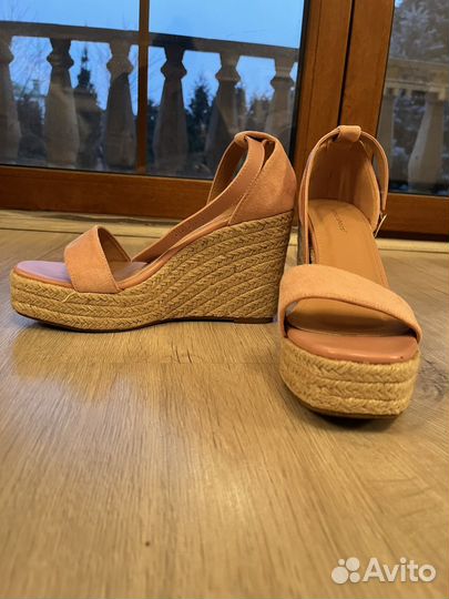 Босоножки летние на танкетке
