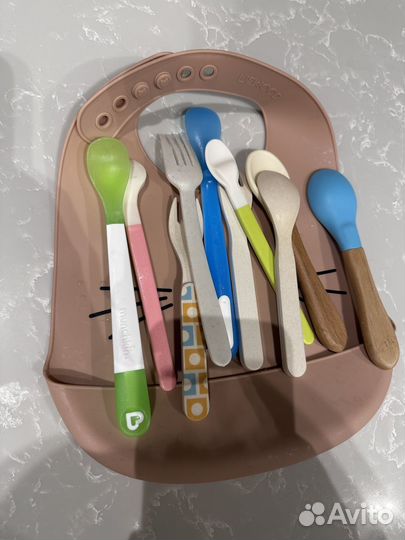 Отдам бесплано нагрудник и ложечки