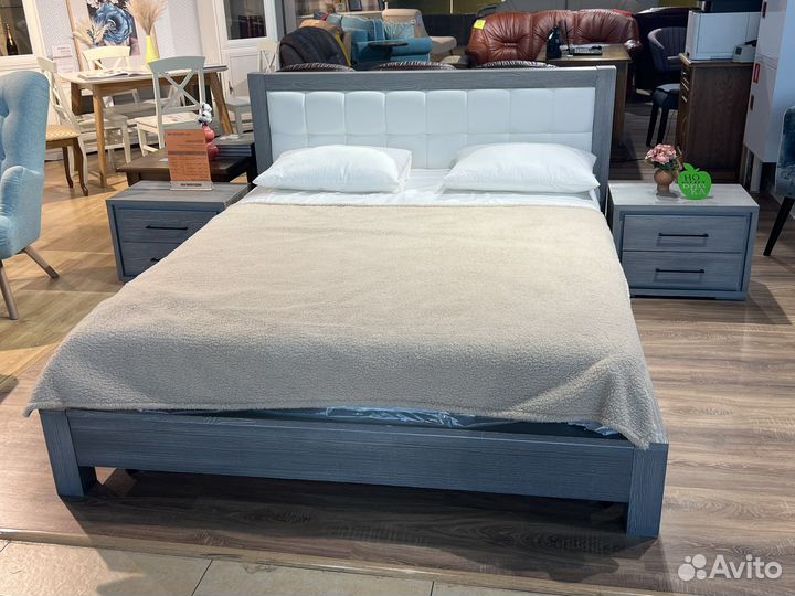 Спальный гарнитур массив