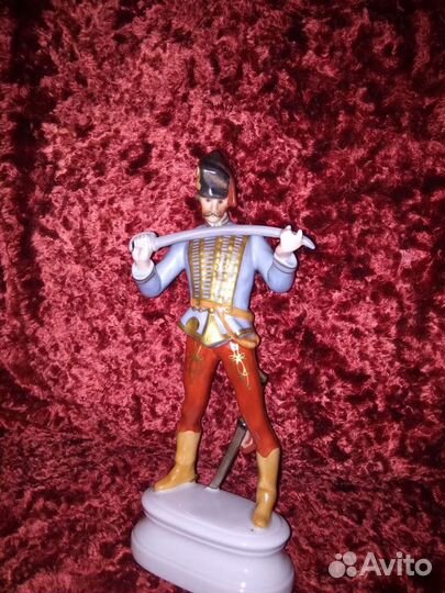 Фарфоровая статуэтка Гусар Херенд