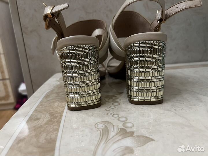 Босоножки женские