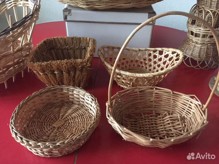 Корзины и вазы плетеные разные
