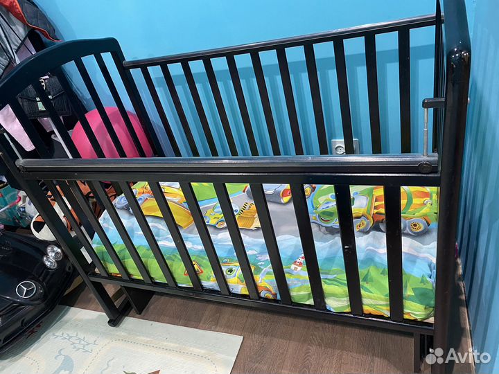 Детская кроватка с маятником