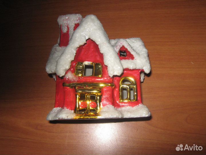 Домик и игрушки под елкую