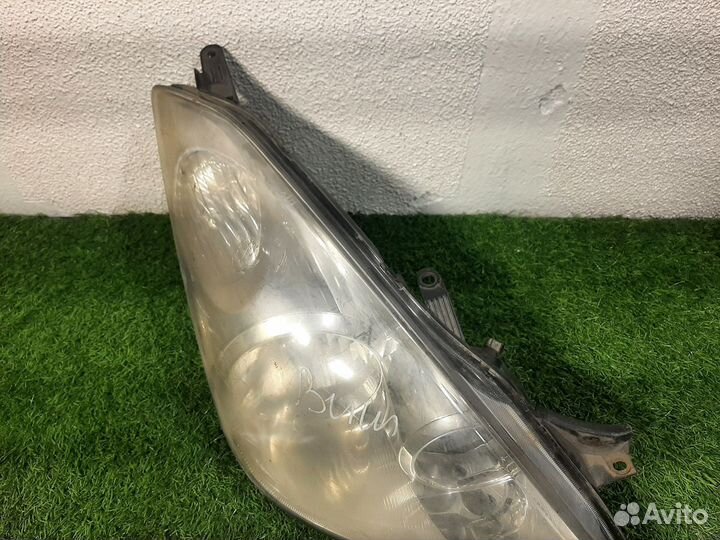 Фара правая на Toyota Wish 1
