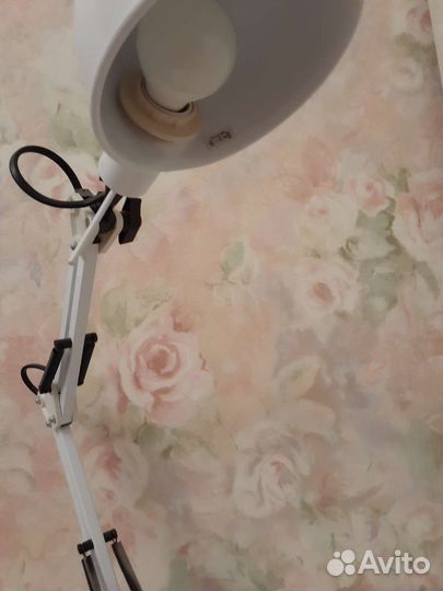 Лампа настольная.белая