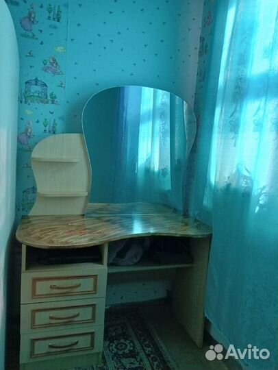 Трюмо с зеркалом