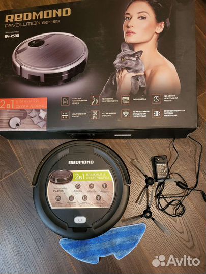 Робот- пылесос Redmond