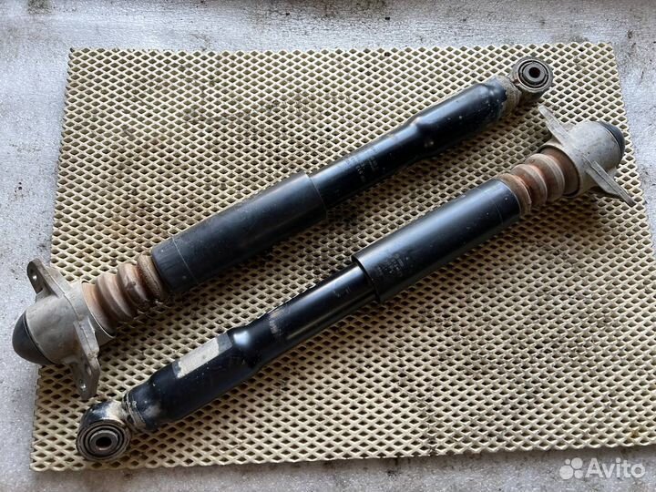 Стойка амортизатора задняя VW Passat B6