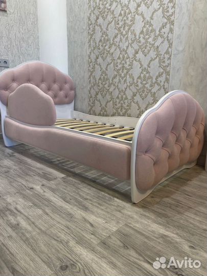 Детская кровать с мягкой спинкой