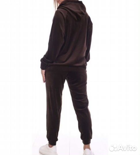 Велюровый спортивный костюм