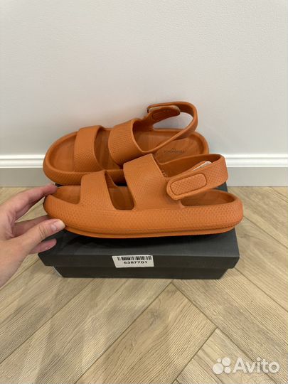 Сандалии новые