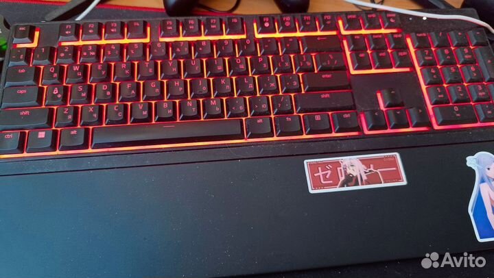 Игровой компьютер с монитором и клавиатурой